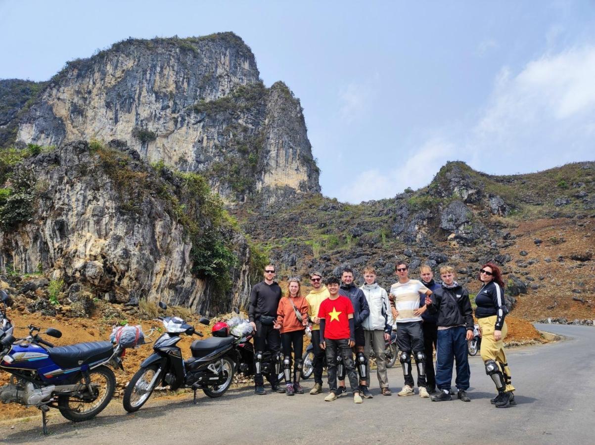 Bong Hostel And Motorbike Tour Ha Giang Esterno foto